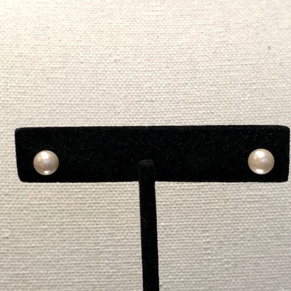 Pearl post earrings